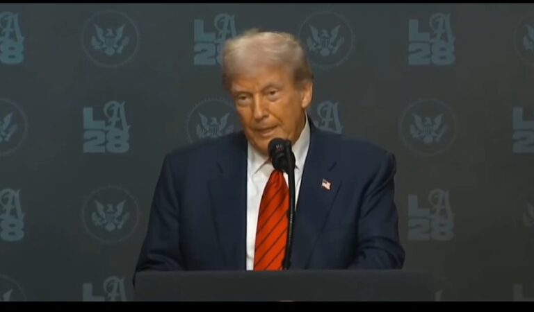 Awkward! Trump Has Mini Meltdown In The Middle Of His Speech When Crowd Doesn’t Clap Awkward! Trump Has Mini Meltdown In The Middle Of His Speech When Crowd Doesn’t Clap
